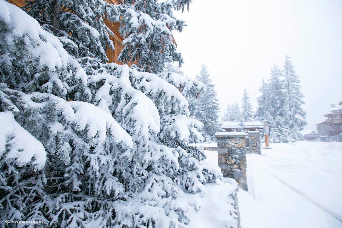 StormchaserUKEU's tweet image. #snowy scenes in Courchevel, France at 1750m elevation this afternoon! 6th Nov. #severeweather 

Source: Courchevel Officiel @courchevel TW
