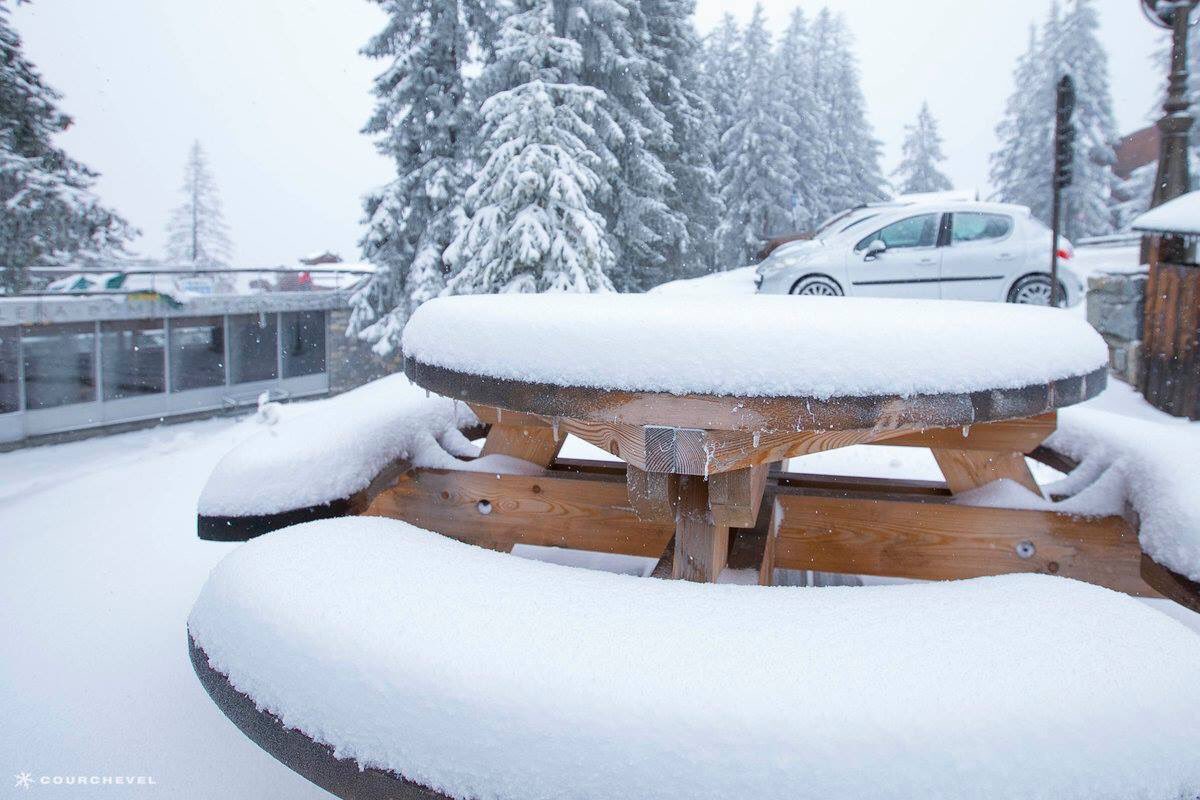 StormchaserUKEU's tweet image. #snowy scenes in Courchevel, France at 1750m elevation this afternoon! 6th Nov. #severeweather 

Source: Courchevel Officiel @courchevel TW