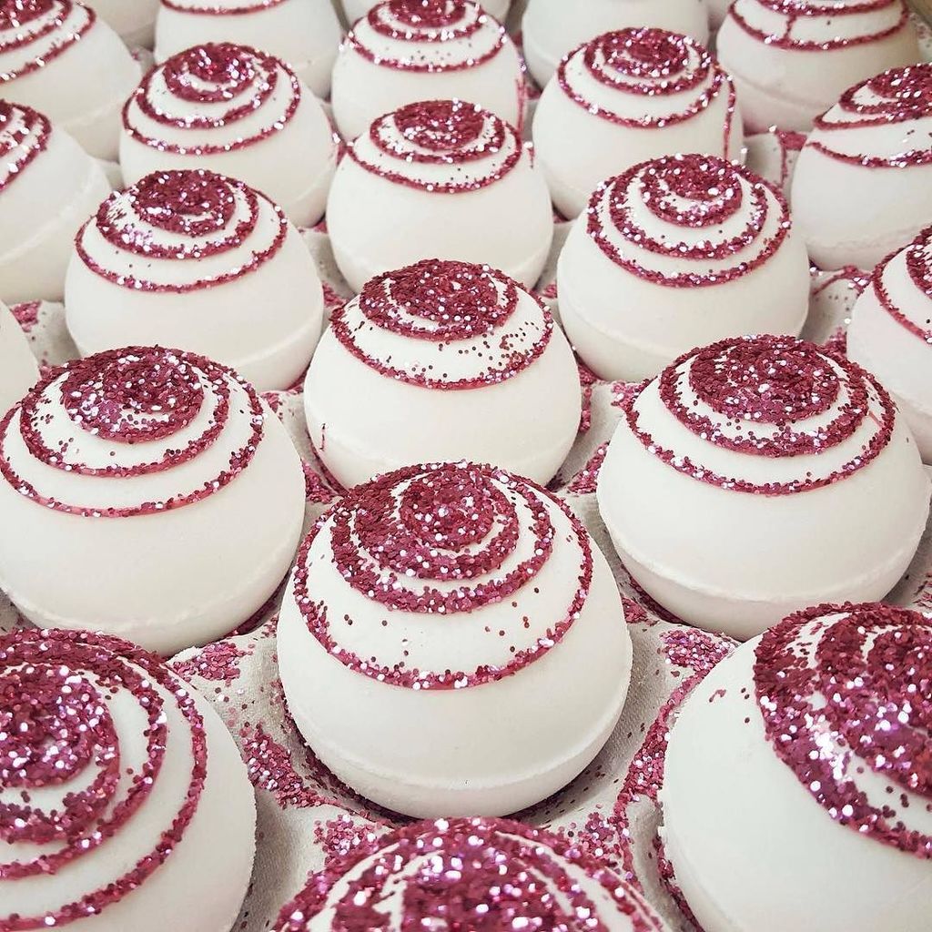 lollybombuk's tweet photo. Hypnobath we β€οΈ glitter #lollybomb #bathbomb #glitter #pink #beautyblogger #fizzybathbombs #bathblaster #handmade #noanimaltestingproducts β¦ https://t.co/rAq2VdoaA7