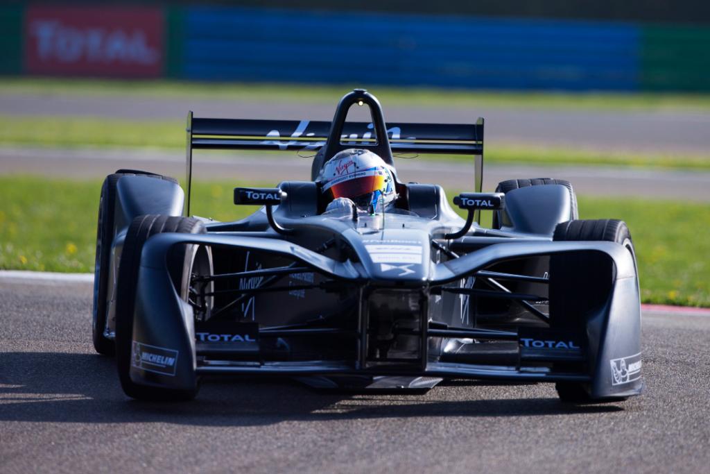 DS_Nederland's tweet photo. #Zwart of #paars? #Testauto of #raceauto? #FormuleE https://t.co/lLdeDi9E7t