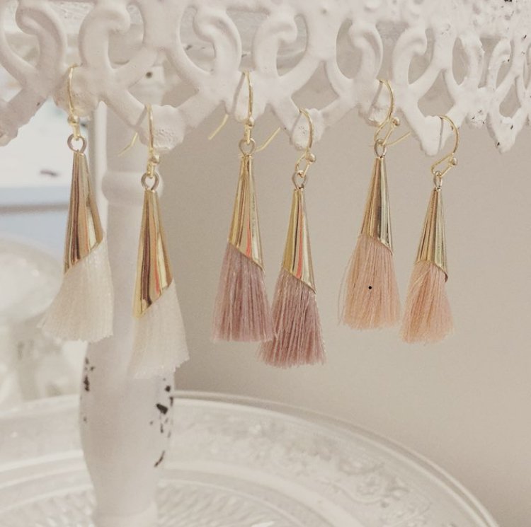 Our newest obsession! Everyday tassel earrings have arrived, and we are in LOVE! #jewelry #earrings #engagementparty