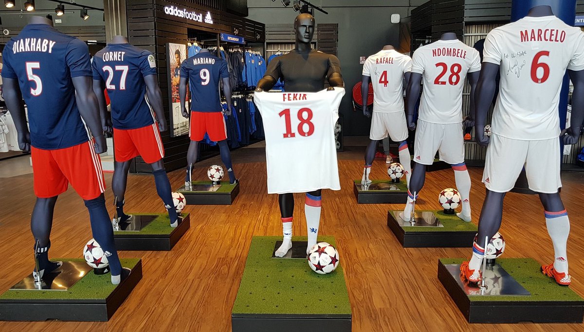 Footballogue's tweet image. [#L1🇫🇷] Ça chambre au @GroupamaStadium