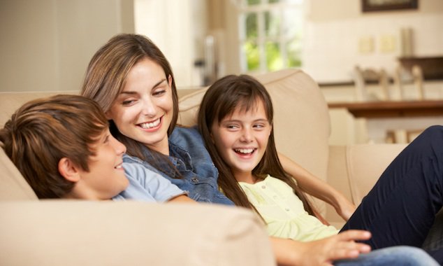 общение ребенка и взрослого. разговор родителей с ребенком. картинки где семьи дома смотрит телевизор с сыном 11 лет и дочери 17 лет. мама наблюдает сыну. мама играет с малышом.