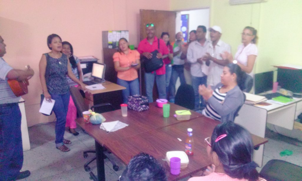 Bolivar_Cdce's tweet photo. La Navidad llegó a la ZEB cargada de Alegría y Paz, para seguir trabajando por nuestros niñ@s #VenezuelaResisteYVencerá @MPPEDUCACION https://t.co/0TC5jEDp1Z