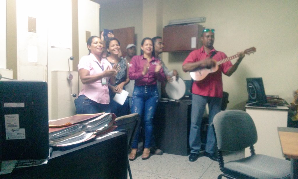 Bolivar_Cdce's tweet photo. La Navidad llegó a la ZEB cargada de Alegría y Paz, para seguir trabajando por nuestros niñ@s #VenezuelaResisteYVencerá @MPPEDUCACION https://t.co/0TC5jEDp1Z