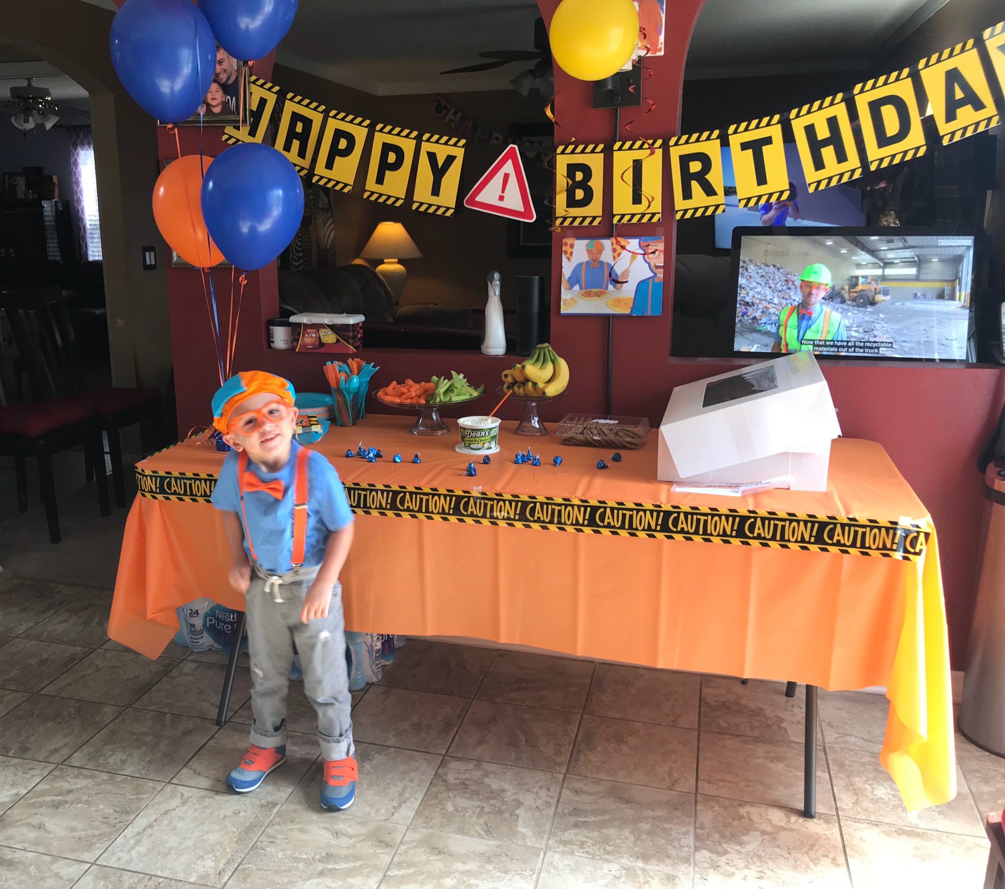 Twitter 上的Terri:"Blippi birthday party success! Nico, Enzo and all the kids had a blast! https://t.co/11E0DnPIXE" / X