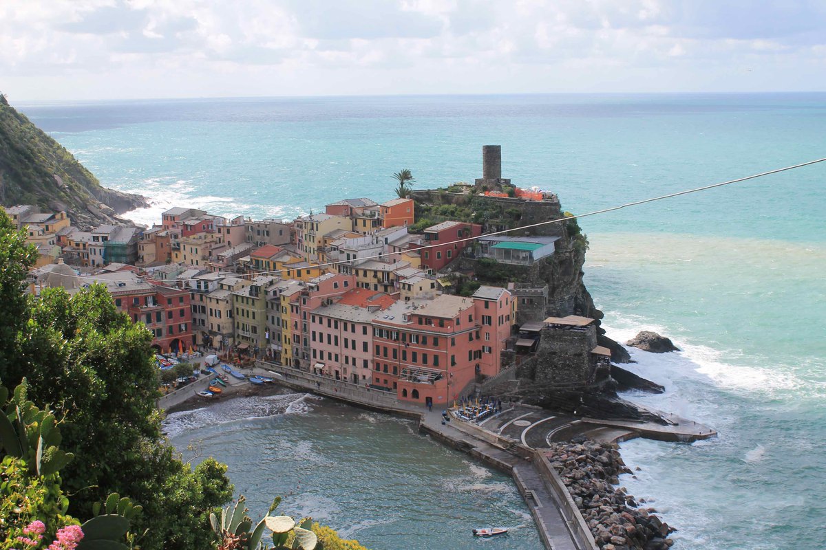 grabbinglife's tweet photo. Our fav pics from prev trips! #Vernazza #Italy, one of the beautiful towns of #CinqueTerre. #travelphotography #travelpics https://t.co/aqtoujHg7Q