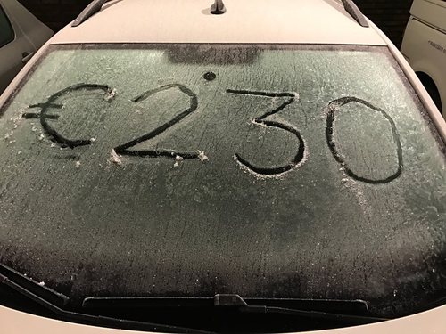 Komende week #nachtvorst. Zorg voor schone ruiten. Rijden met bevroren ramen is gevaarlijk en kan ook een boete van 💶230,- opleveren.