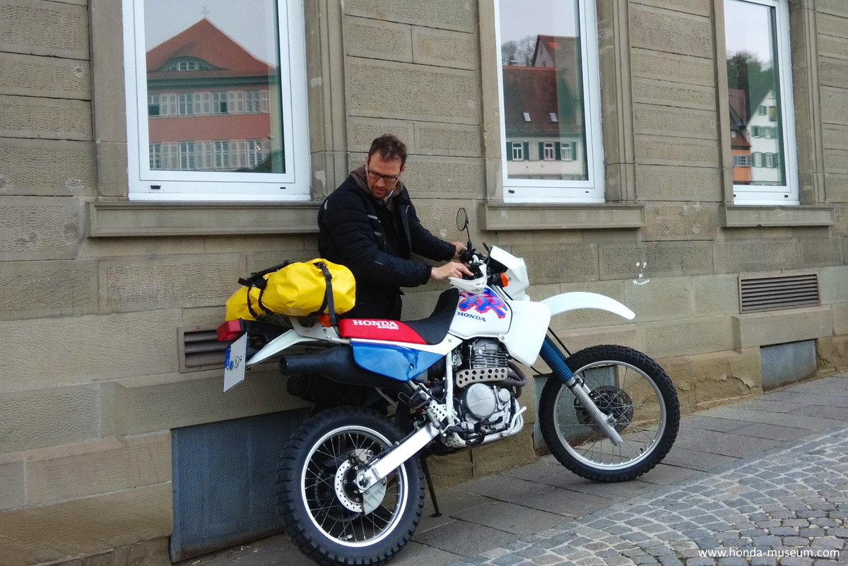 短槍使い キノの旅に出てきた大統領のオフロードバイクは1993年式のxl650l マルカワかアクティブのipfライト仕様 リアウィンカーがより後方に移設 キャリア イメージ的にキジマ やfフェンダー上が黒 結構好きモノが乗ってた物だそうです うなぎ工房さんの