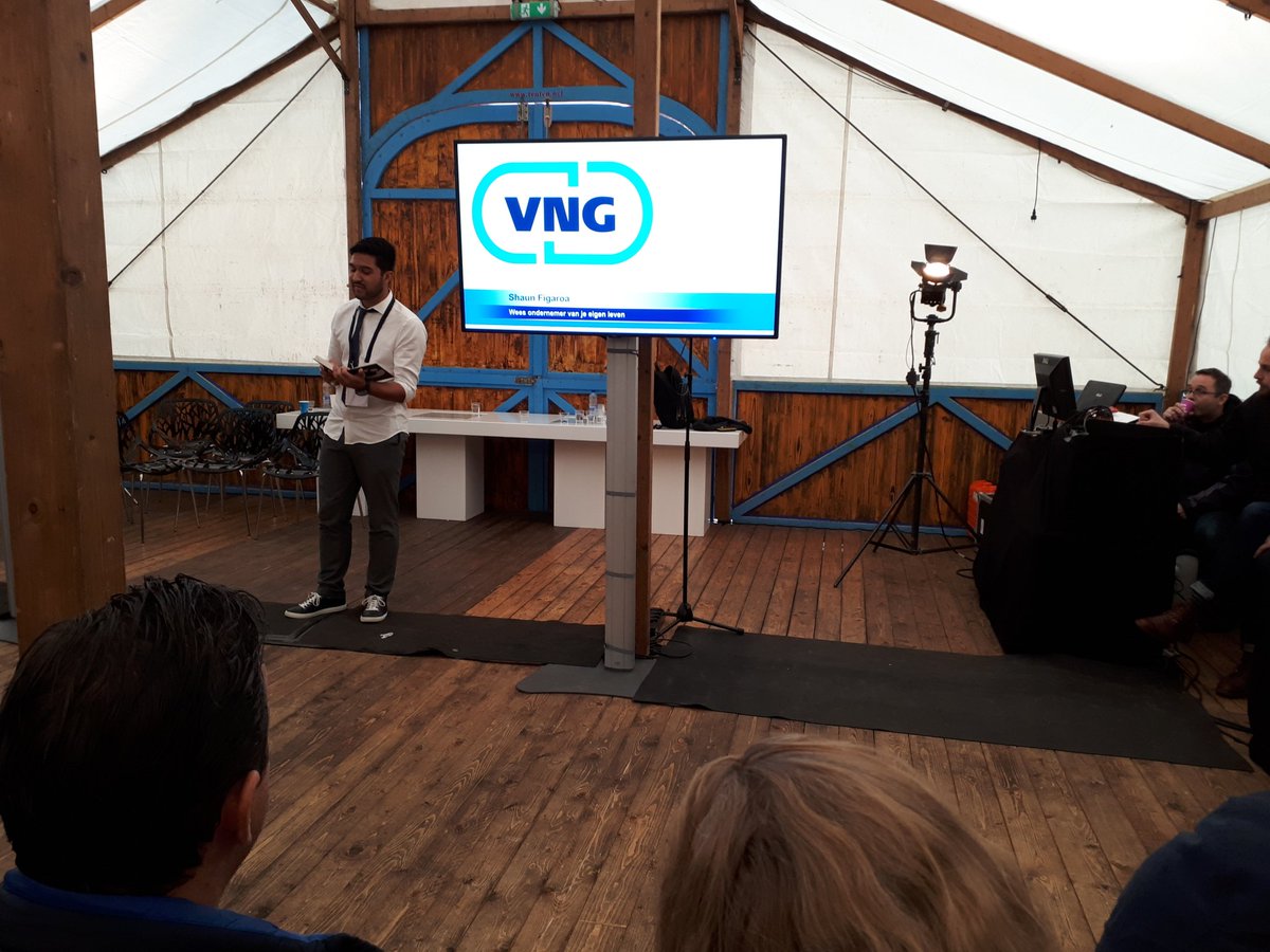 DynamoJeugdwerk's tweet photo. Met poetry opent @ShaunFigaroa  #voordejeugddag zijn levensverhaal.De regels&amp;labels hebben t uiteindelijk niet van zijn passie gewonnen #ILW https://t.co/fqWYgPLRmA