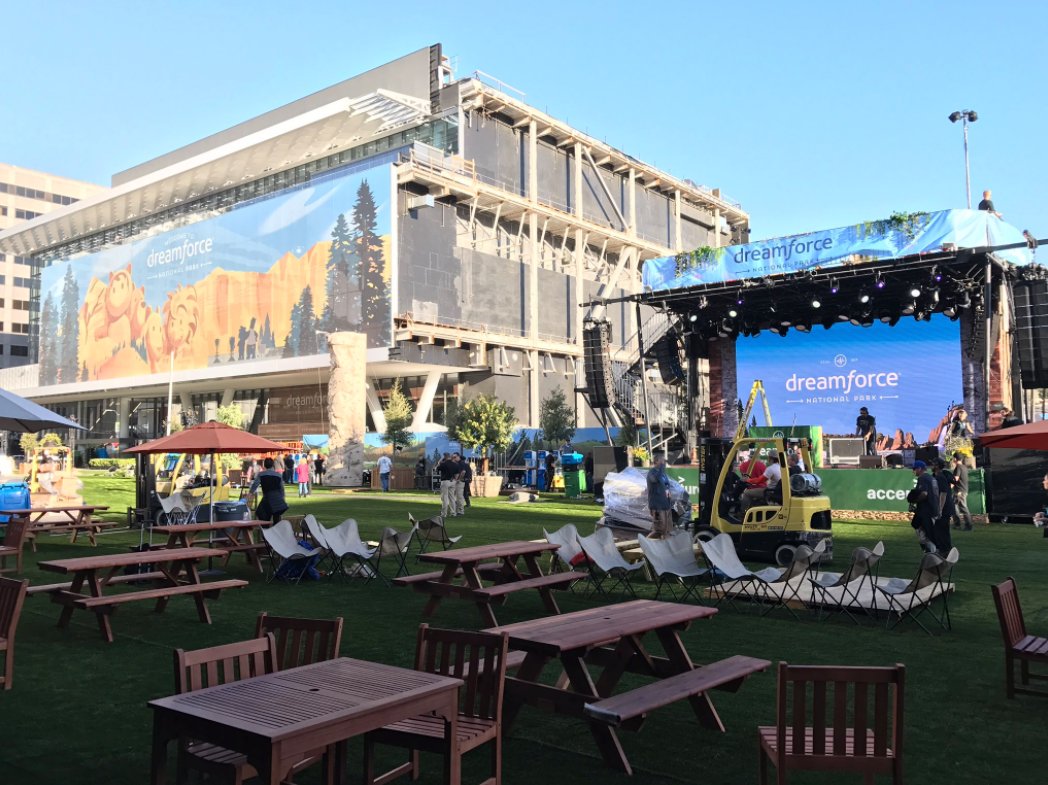 danieljpeter's tweet photo. 15 Big Salesforce Announcements from @Dreamforce.

https://t.co/YABtPmydej #DF17 (photo @atul31gupta) https://t.co/1n7WVucAiE