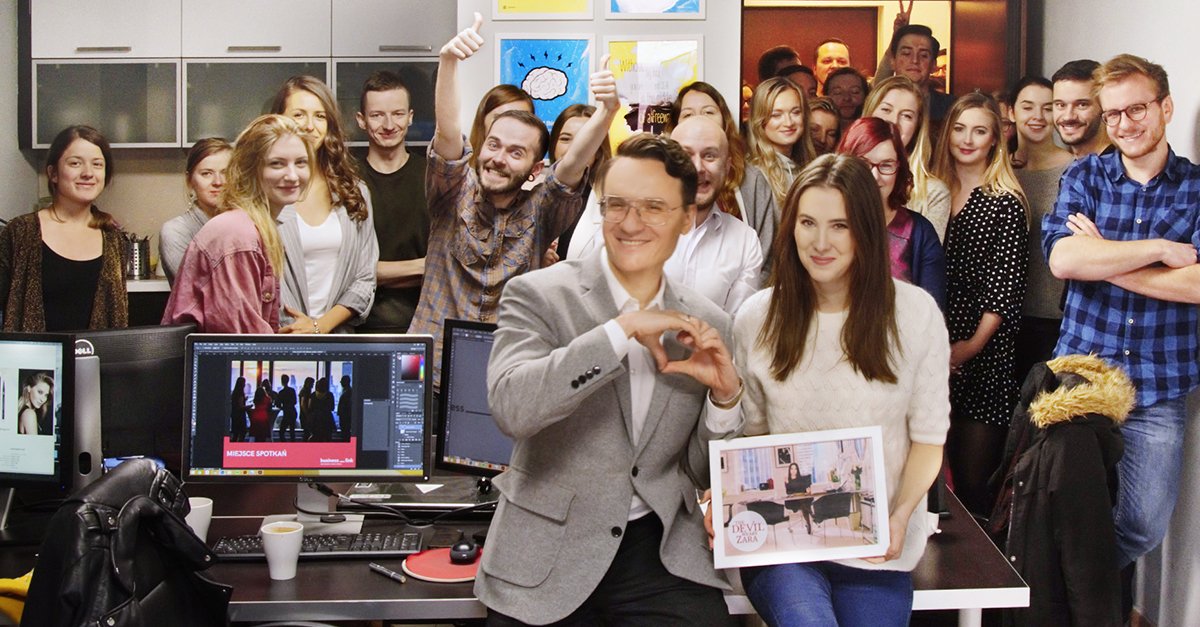 ClickCommunity's tweet photo. Clickowych tradycji ciąg dalszy! :) Dziś odśpiewaliśmy #StoLat dla Ani, naszej Art Director! #SocialMedia #ClickCommunity https://t.co/DERDLJcXEx