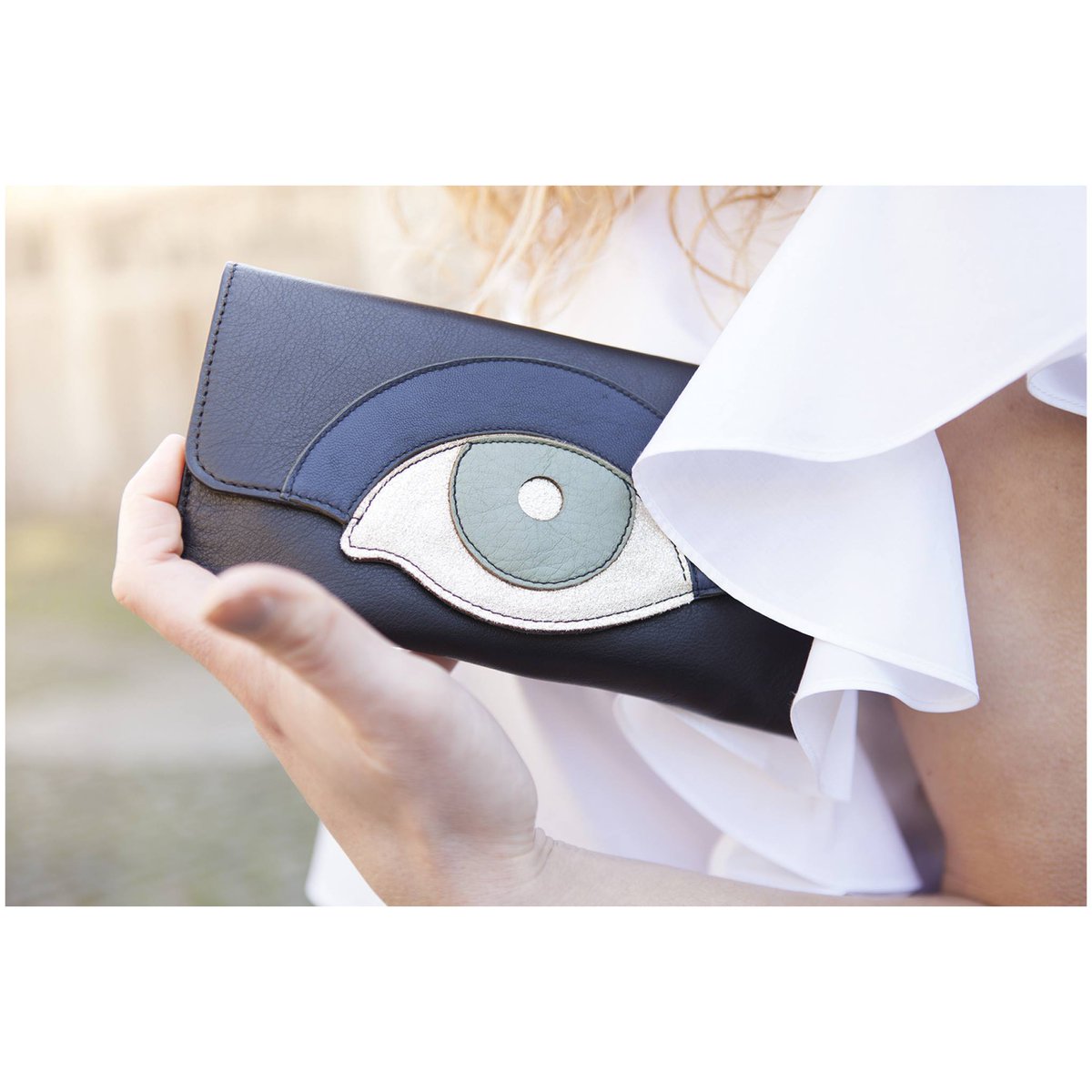 26EMME's tweet photo. Tu penses à quoi? A mes cadeaux #Untiljuly #pochette #jtaialoeuil #khôl #popupstore #madeinfrance #maroquinerie #42ruegodefroycavaignac https://t.co/sS6BDhsxof