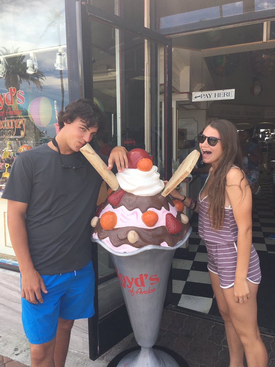 racheeisenhart's tweet photo. happy one year to my best friend. thank you for all the happiness you bring into my life. love you long time ❤️ https://t.co/VK5740Qh4e