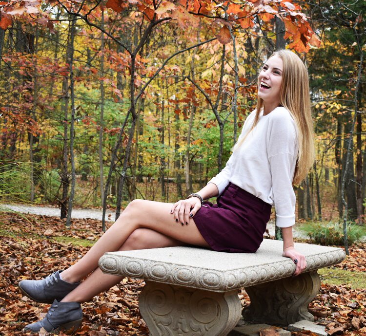 ktkj123's tweet photo. jessie’s senior pics 🍁🍂 with the help of my lovely assistant @jessrichter28 @NGriffigh https://t.co/dLmyMu9c73