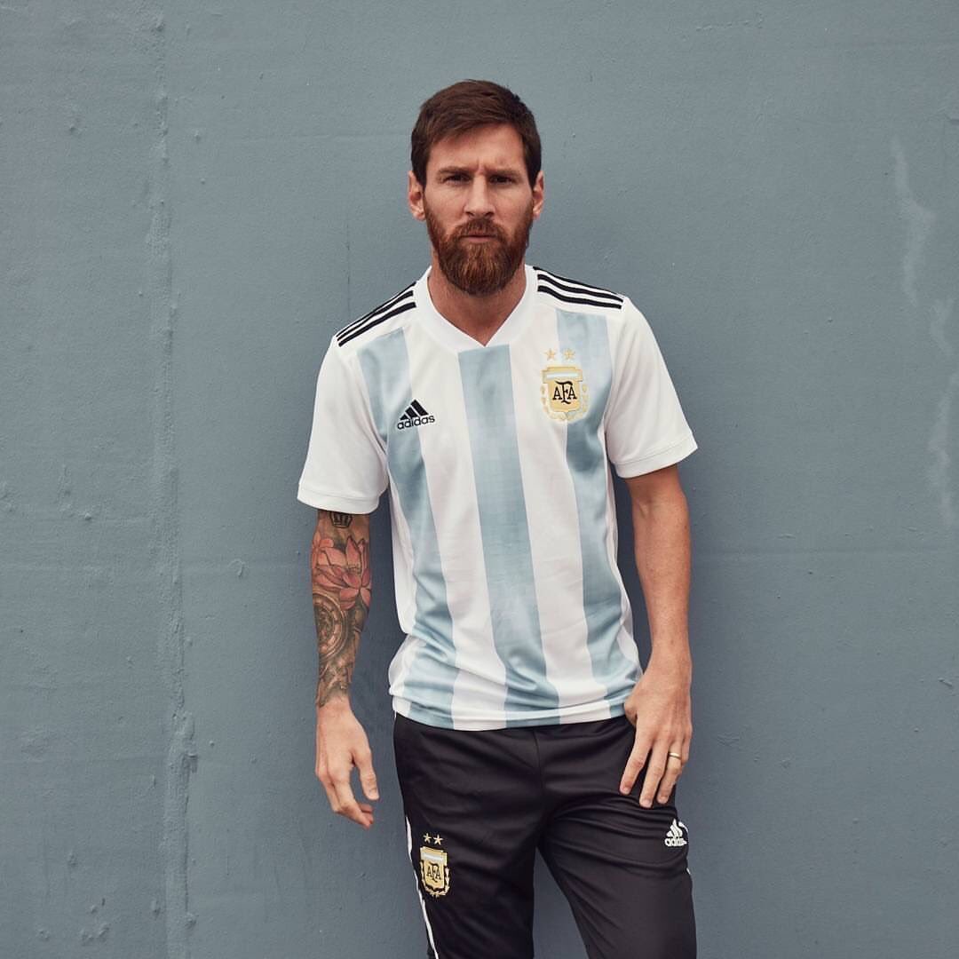 gastiezequiel_'s tweet photo. messi con la nueva camiseta de argentina para el mundial la temporada de manijas ha comenzado https://t.co/fFw6vboGCO