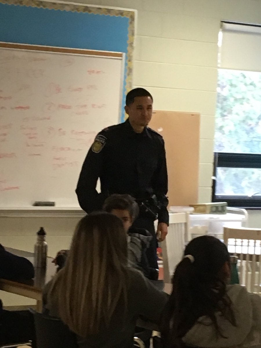 stbasildpcdsb's tweet photo. Welcome Officer Jay! Teaching us about digital responsibilities! #positiveDigitalFootprint https://t.co/Ze0Cd0nXSb
