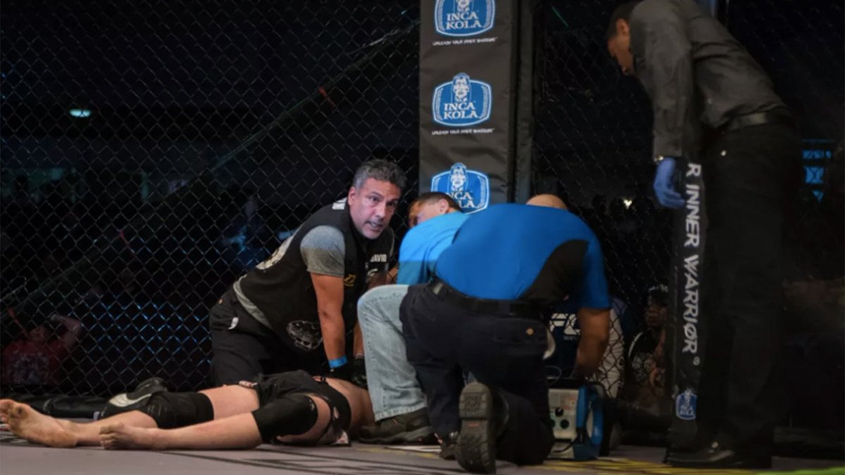 infobaeamerica's tweet photo. A un luchador de MMA se le paró el corazón en pleno combate y vivió para contarlo: "Estuve muerto en la jaula" https://t.co/5MrGpu7DI2 https://t.co/iRQmZm2jqV