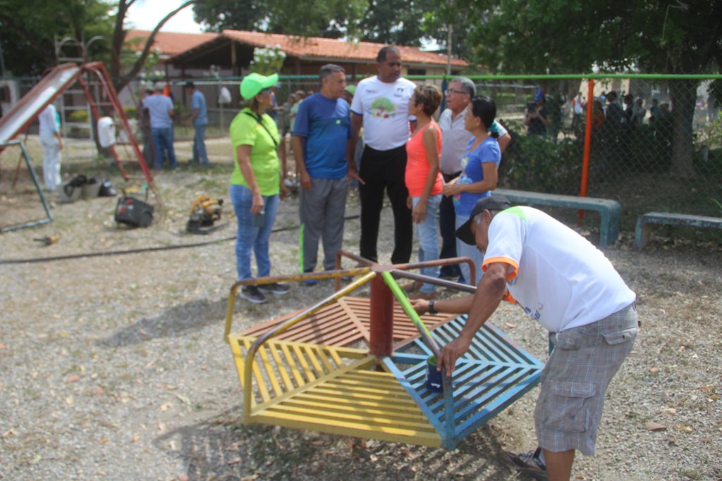 A través del Programa #UnDíaPorMiComunidad rehabilitamos el parque infantil de El Trigal Parte Baja.