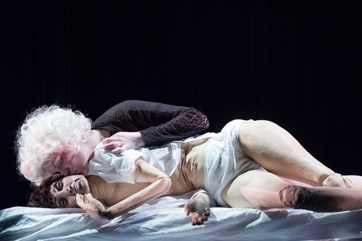 À propos de CHAMBRE NOIRE de Yngvild Aspeli. Du 23 au 25 novembre, TJP Grande Scène, Strasbourg krutneau
szenik.eu/fr/Theatre/Cha…