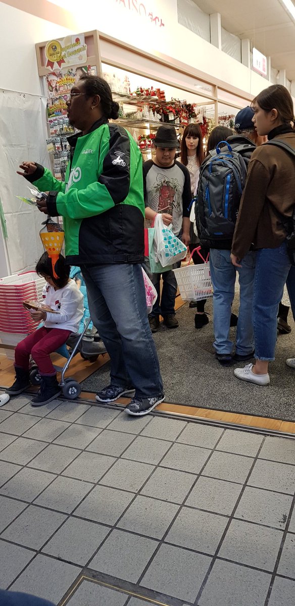 Pria Berjaket Gojek di Bandara Jepang