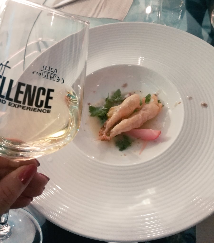 AduaVilla's tweet photo. Triglia giramondo dello chef #Giulioterrinoni abbinata perfettamente a questo vino agrumato #EXCE2017 https://t.co/LQUg7bfdSC