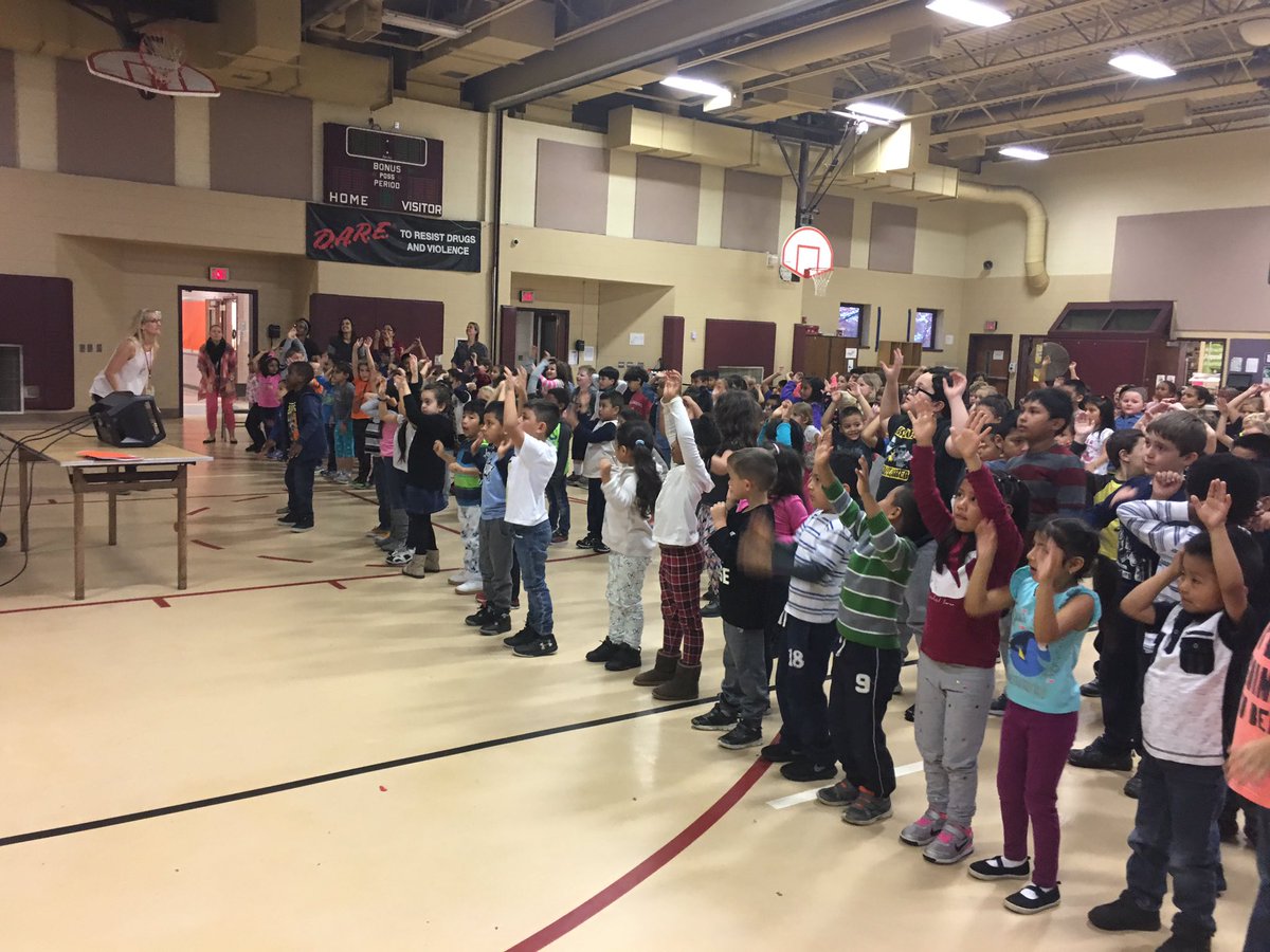 RoramaRuth's tweet photo. Building community through whole school morning meeting!  Ss follow along to a video for our activity. @responsiveclass @pamhernandez_4 https://t.co/8dRNdYgIew