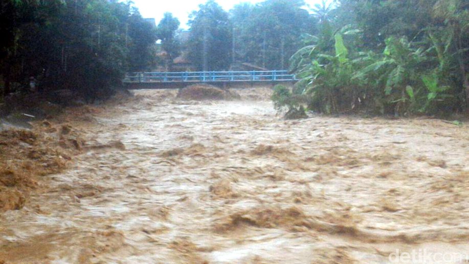 Tanggul Sungai Cisolok Sukabumi Jebol, Rumah Warga Tergenang Lumpur detik.id/VtsLRb