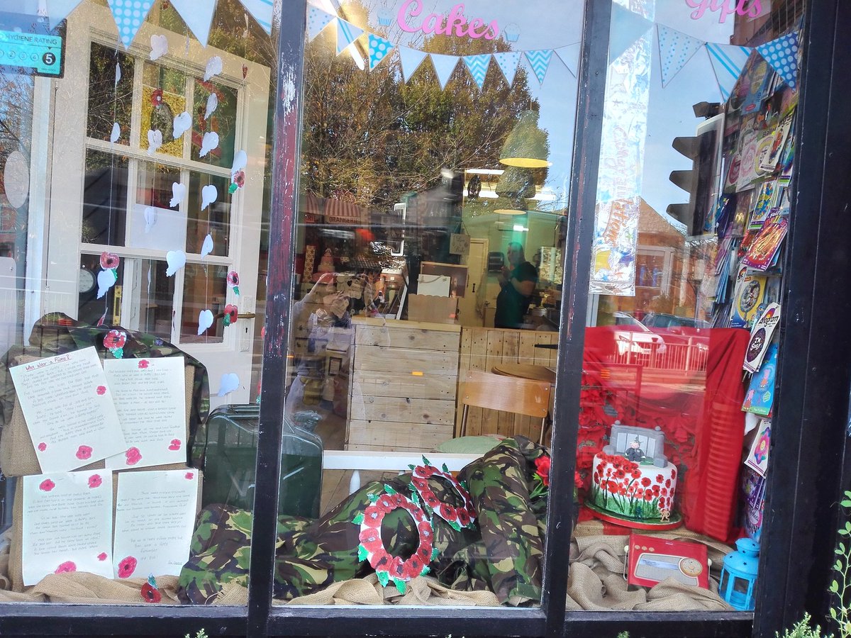 11/11 window <a href="/Missebscakes/">Jellabeans cupcakes</a>  <a href="/PoppyLegion/">Royal British Legion</a> #LestWeForget