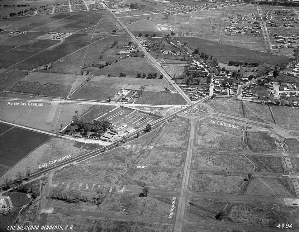 Cuauhtemoc_1521's tweet photo. Azcapotzalco en el año de 1946.
Se observa calz de Camarones rodeada de terrenos vacíos, así como av. de las granjas. @webcamsdemexico https://t.co/PlqdSS1tfh