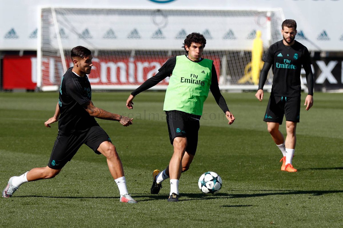 TheoHernandez's tweet photo. Felicidades por tu debut en @LaLiga ¡grande @JesusVallejo! #HalaMadrid 😜🔝 https://t.co/dbSlP59BTX