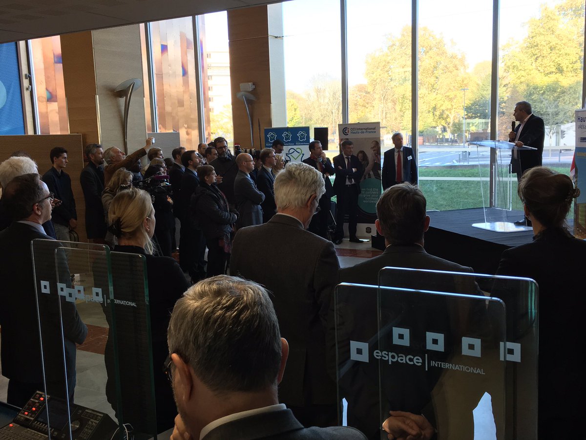 xavierbertrand's tweet photo. Inauguration du Business Lounge #WelcomeHome : un lieu important pour notre stratégie win-win avec les entrepreneurs britanniques ! https://t.co/af7UL0eEXZ