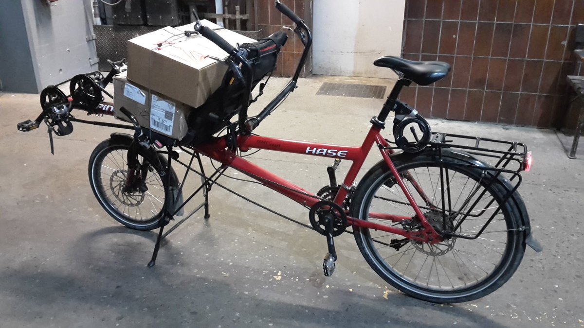 GDL_OG_TK's tweet photo. Kalender, Kugelschreiber und Einladungen zur Weihnachtsfeier ökologisch transportiert. #GDL #fairnessplan https://t.co/A7G6Og9pZn