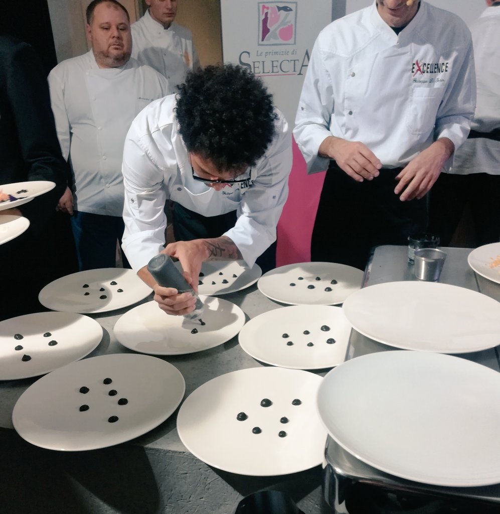 AduaVilla's tweet photo. @F_Andersoon intento nella preparazione del piatto per #EXCE2017, supervisionato dallo chef stellato #Giuseppediiorio ๐ https://t.co/devFff8bTd