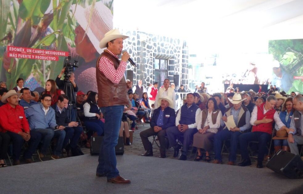 DarioZacariasC's tweet photo. Entrega de cárnicos y paquetes de pollos de postura para gente con vocación rural. @alfredodelmazo https://t.co/CA3ImpFN47