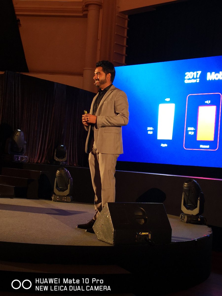 F1sasha's tweet photo. Akram explaining the Mate Series. Premium product. Innovative. #huaweimatepro10 #MateMyDay #launch https://t.co/d2RmUDa2iH