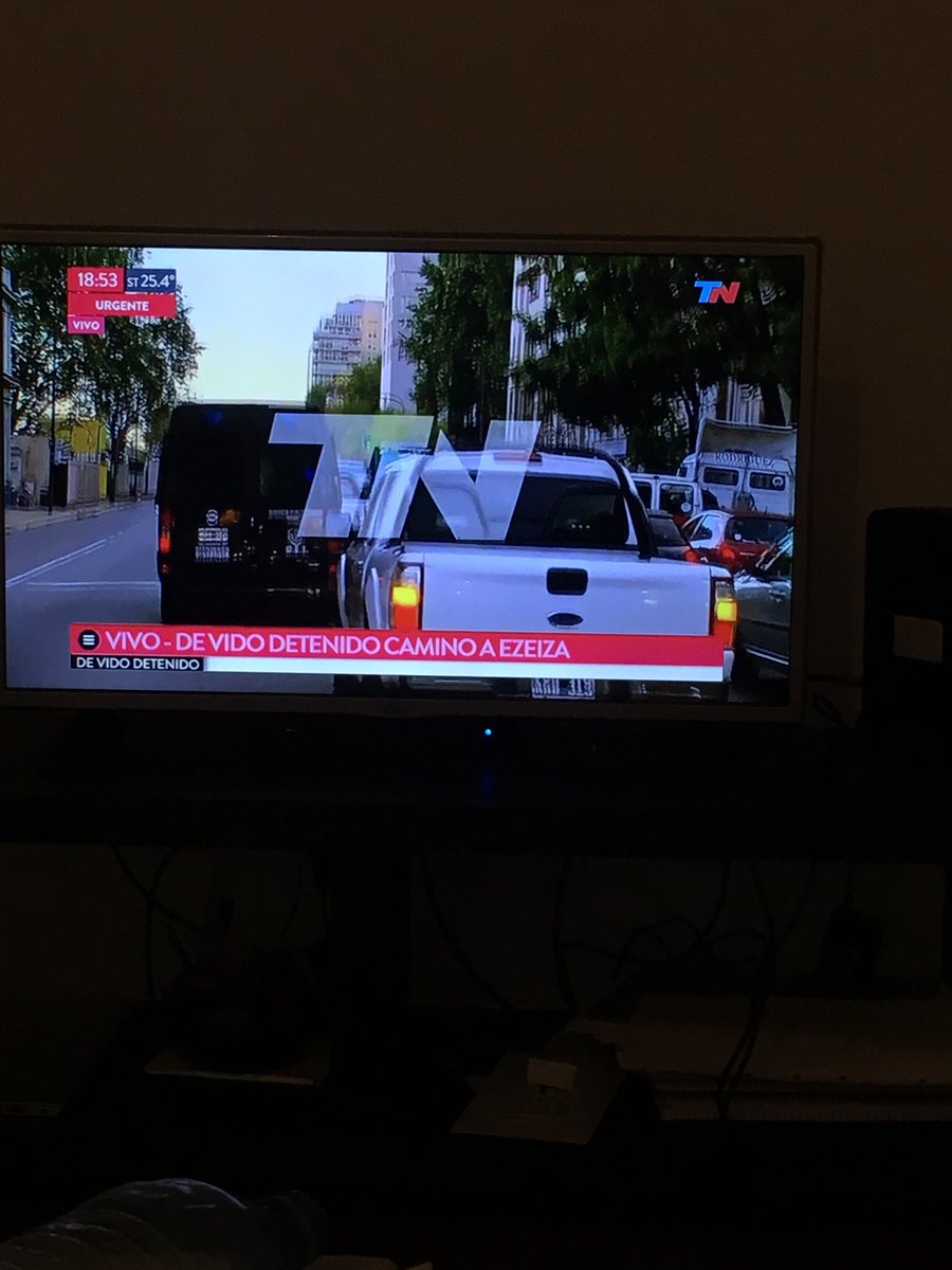 TomiListellooo's tweet photo. Ahora faltas vos @CFKArgentina y champán para todos https://t.co/kTiC7a34YE