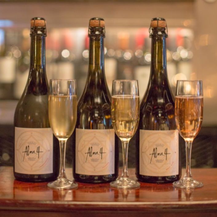 ¡Esta semana #HappyHour con espumantes <a href="/AlmaCuatro/">Alma Cuatro</a>! 
Pinot Rose, Chardonnay Roble o Viognier 🥂
Vení a disfrutarlo de 19 a 21 hs 😊