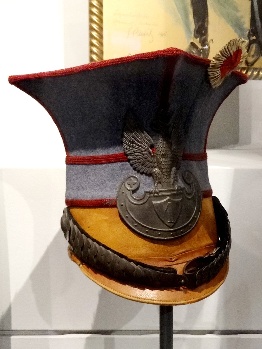 しゅにっつぇる 和名 揚げたビーフ Twitterren 墺洪軍槍騎兵チャプカは元来ポーランド槍騎兵の伝統的なヘルメットです 一枚目は第一次大戦中の灰色のものですが ポーランドオリジナル版 これが墺軍に入ると 二枚目は1851年のアウスグライヒ以前の墺軍のもの