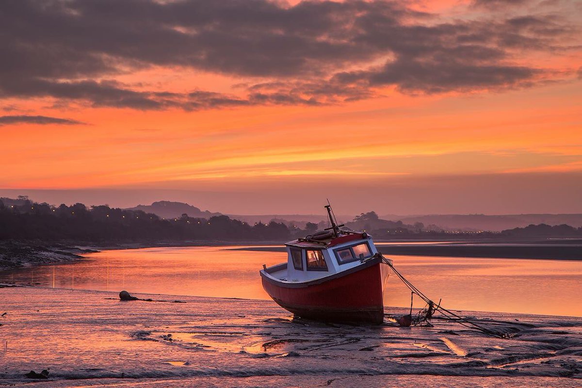 GreatDevonDays's tweet photo. Beautiful @VisitDevon sunrise over Chivenor @lovenorthdevon -  photo #RichardKift https://t.co/IopY5vnOVG
