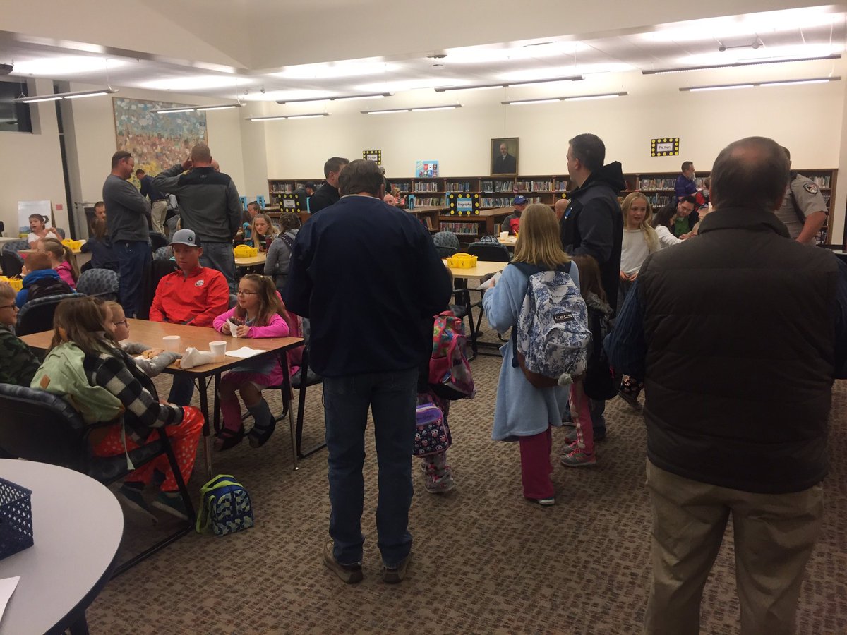 mrsrosenhagen's tweet photo. Donuts for Dad had such a great turnout, we had to go get more donuts! Such a great way to show support for the students. #MorganProud https://t.co/fbdzgeY39F