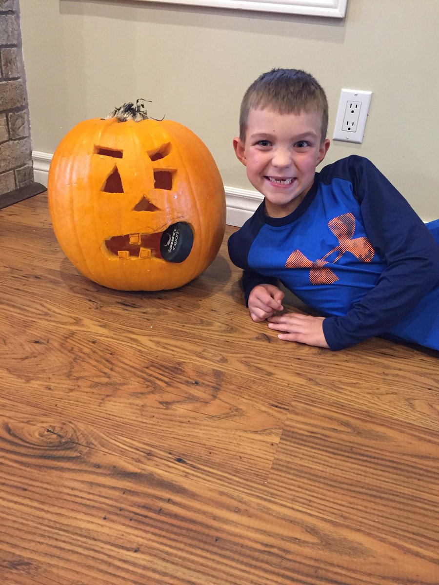 JSharpey24's tweet image. Hey @ICole28   My son wanted you as a pumpkin.  #bobbyclarke #missingfrontteeth. #cheers.