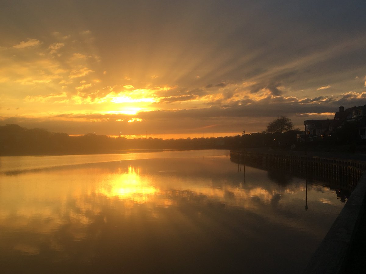 LochArbourBeach's tweet photo. Beautiful sunset on Deal Lake. @JSHurricaneNews @JamesGWeather @nynjpaweather @brian4NY @News12NJ @belmardays @AsburyParkPress #locharbour https://t.co/wZmdE03l2z
