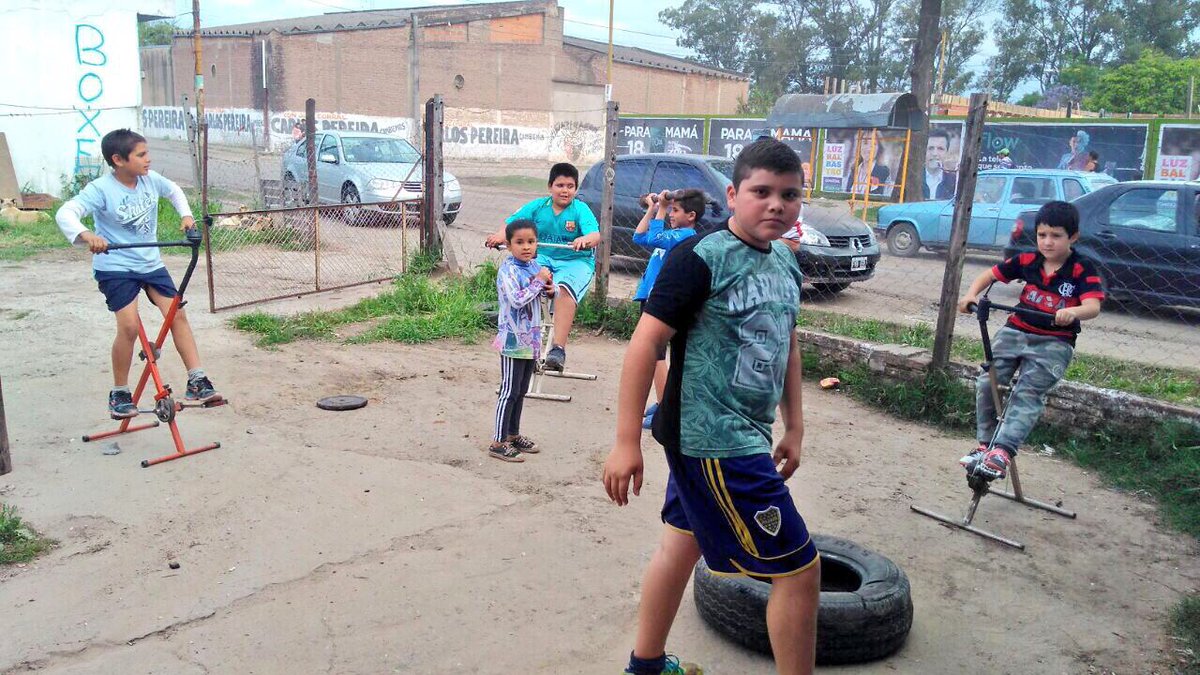 suarezcarlitos's tweet photo. Hicimos entrega de elementos deportivos al centro de entrenamiento #SpartanBox , espacio recreativo de gran importancia para Barrio #Loyola. https://t.co/SpAEUwgI8s