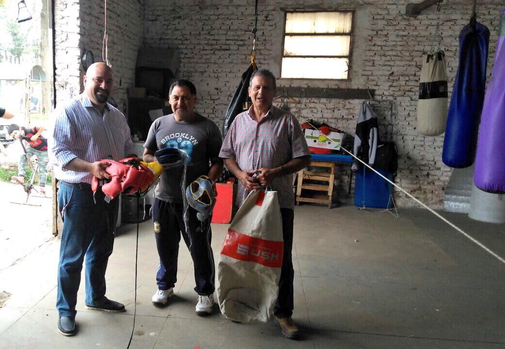 suarezcarlitos's tweet photo. Hicimos entrega de elementos deportivos al centro de entrenamiento #SpartanBox , espacio recreativo de gran importancia para Barrio #Loyola. https://t.co/SpAEUwgI8s