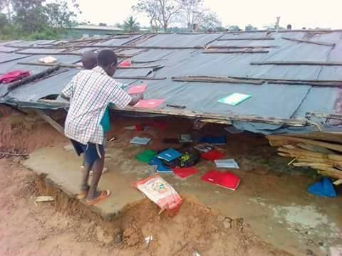 alloecoleci's tweet photo. UNE ECOLE TOMBE SUR DES ÉLÈVES Dans un village à 12 km de Méagui, une école en baraque tombe sur des élèves et des instituteurs . #AlloEcole https://t.co/b5zxzSuPsr