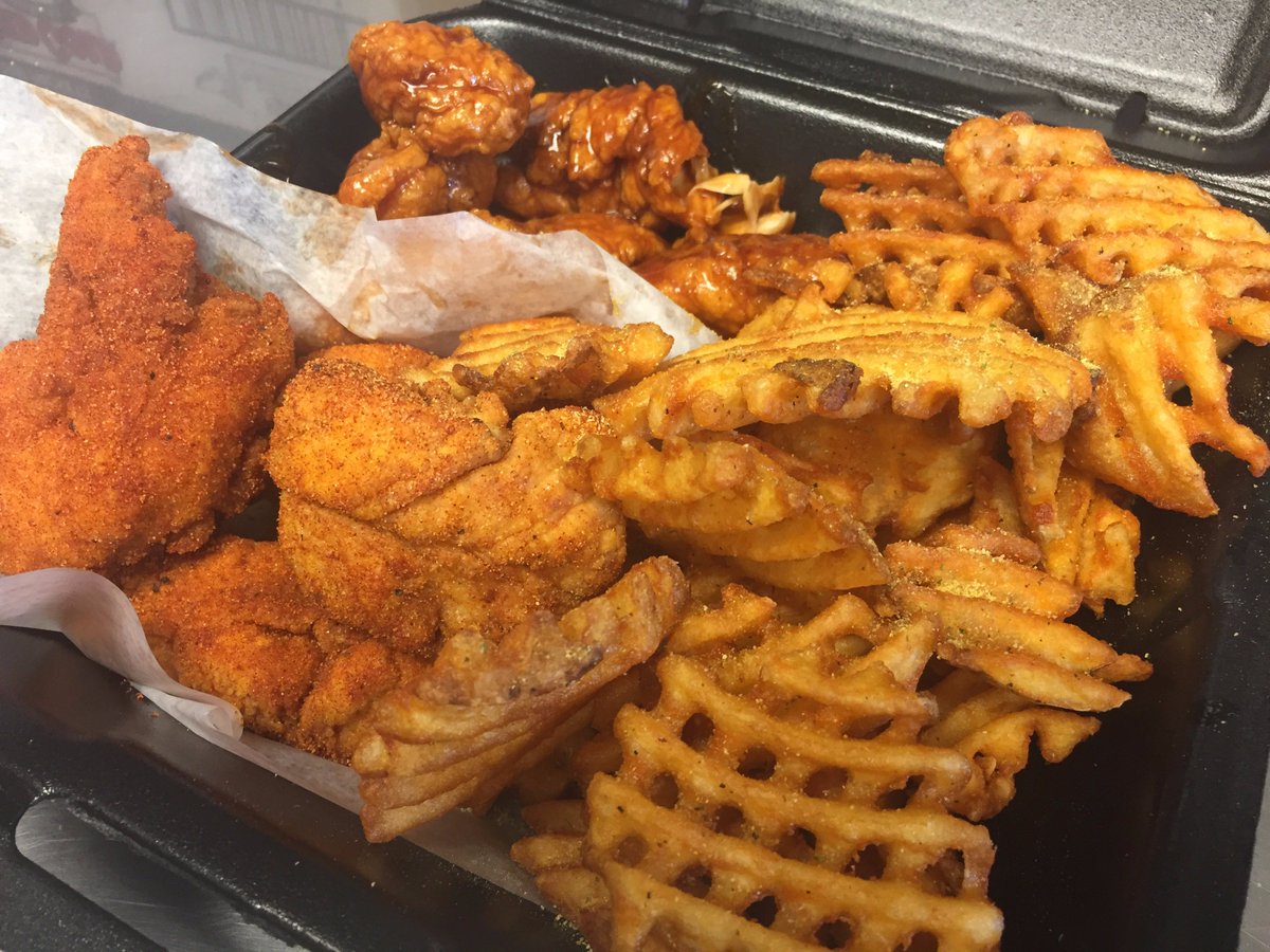 WingsOverMKE's tweet photo. Happy #WingsOverWednesday! RT this for a shot at a free pound of boneless wings! Must follow to be eligible to win! https://t.co/1xPa9wZHq2