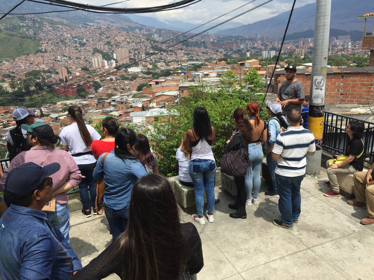 Las cremas de mango biche con sal y limón y la hermosa panorámica son algunos de los atractivos turístico de la comuna 12 #conpehtmedellín