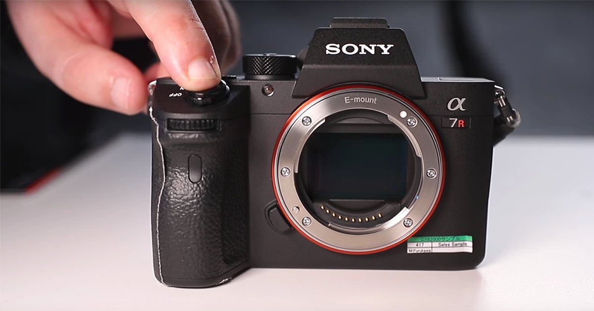 petapixel's tweet photo. Watch the 42MP Sony a7R III shoot at 10FPS and do Eye AF: https://t.co/fhowjDQMnq https://t.co/0jhStos41Y