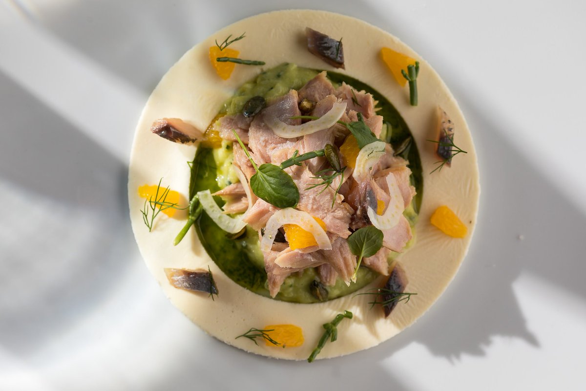 Ensalada de Ventresca, sardina ahumada, naranja, salicornia, pepitas de calabaza e hinojo. 🍂🍁
#hondarribia